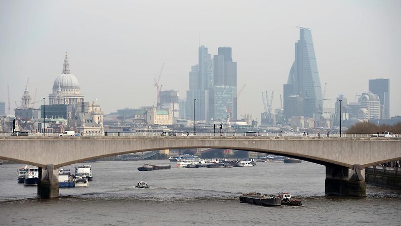 Saharan hiekkapöly ja saasteet aiheuttivat savusumua Lontooseen 2. huhtikuuta 2014.