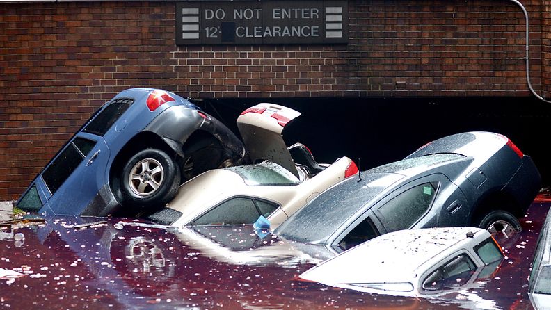 Sandyn nostattama tulva hukutti autoja pysäköintialueella New Yorkissa.