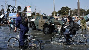 Japanilaiset itsepuolustusjoukot auttavat tulva-alueella Miyagin maakunnassa 13.3.2011. Kuva: EPA