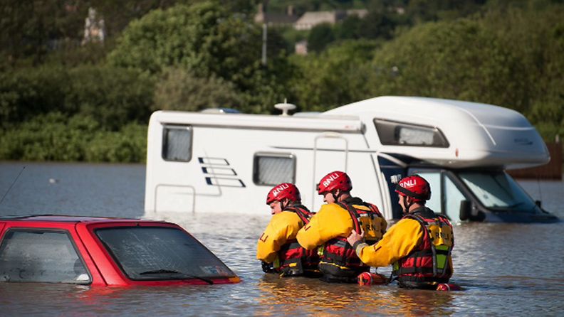 Rankkasateet nosti tulvan Walesiin tänä viikonloppuna. Pelastustyöntekijät etsivät mahdollisia uhreja.