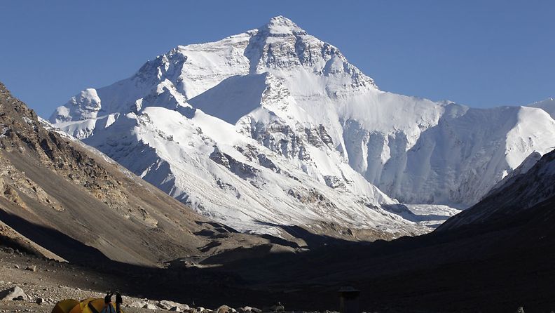 Kaksi ihmistä telttaleirissään Mount Everestin edustalla lokakuussa 2011
