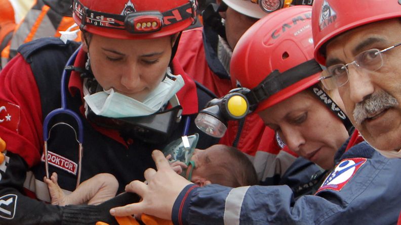 Turkin maanjäristyksen raunioista löytyi elossa noin kaksi viikkoa vanha Azra-vauva.