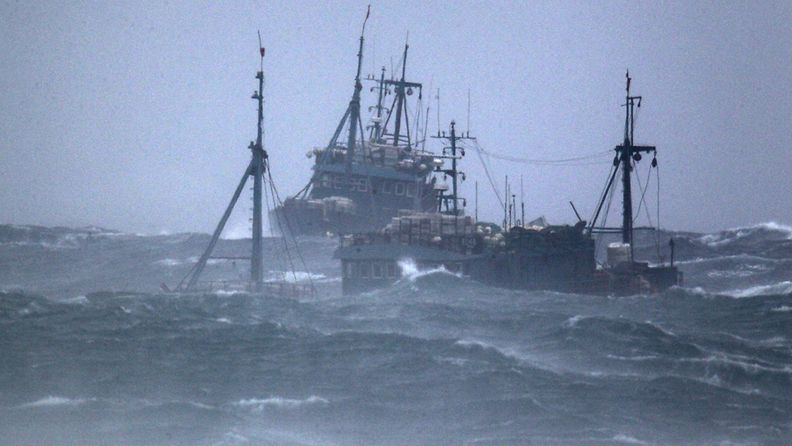Taifuuni Bolavenin nostattamat aallot riepottelivat kalastusaluksia.