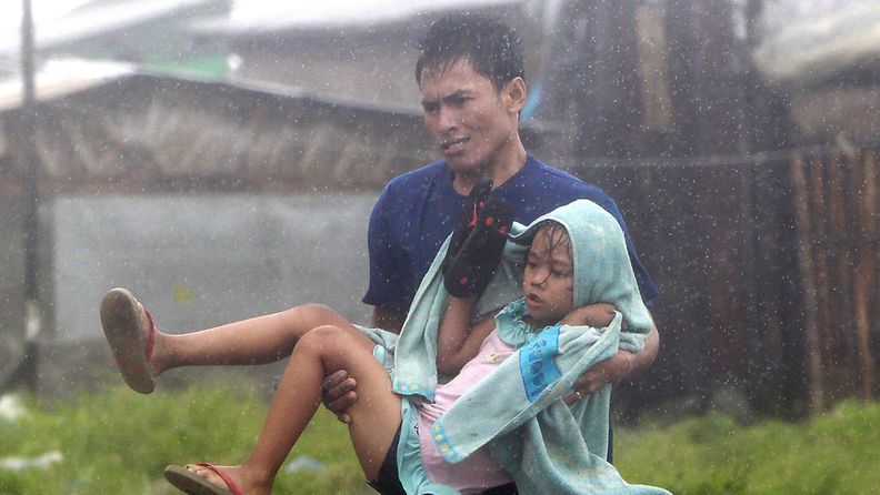 Taifuuni riepottelee Filippiinejä. 