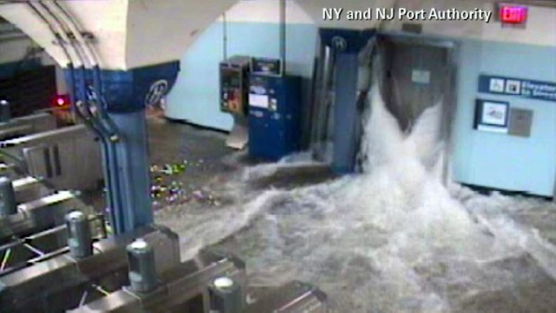 Vesi on vallannut Hobokenin metroaseman New Jerseyssa.