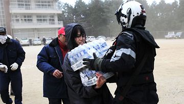 Japanilaisjoukot jakavat pullotettua vettä 15.3.2011 Kuva:EPA