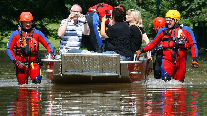 Auttajat evakuoivat asukkaita myös Saksassa Magdeburgin kaupungissa 8. kesäkuuta 2013.
