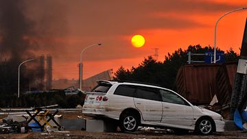 Aurinko nousee Miyagin maakunnassa, jossa tsunami aiheutti valtaisat tuhot. Kuva 13.3.2011 (EPA)