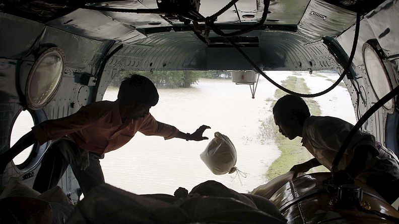 Intian ilmavoimat pudottivat ruokapaketteja tulvan uhreille Intiassa elokuussa 2008.