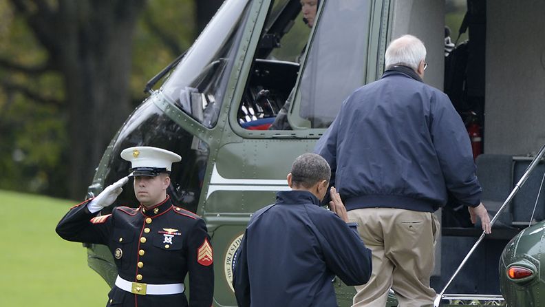 Presidentti Barack Obama matkalla tapaamaan New Jerseyn kuvernööri Chris Christietä. 