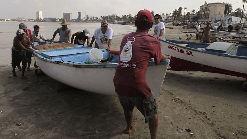 Kalastajat valmistautuivat hurrikaani Jovan edeltäjän Hillaryn tuloon Manzanillon rannikkokaupungissa syyskuun lopulla. Kuva: EPA
