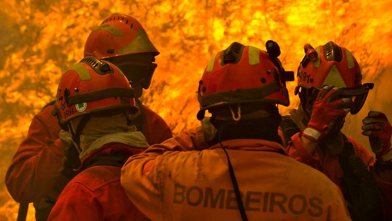 Noin 1 500 palomiestä taistelee maastopaloja vastaan Portugalissa.