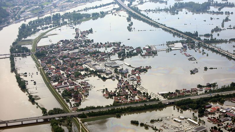 Laajat alueet ovat veden peittäminä Saksassa. Kuva Deggendorfin lähistöltä 9. kesäkuuta 2013. 