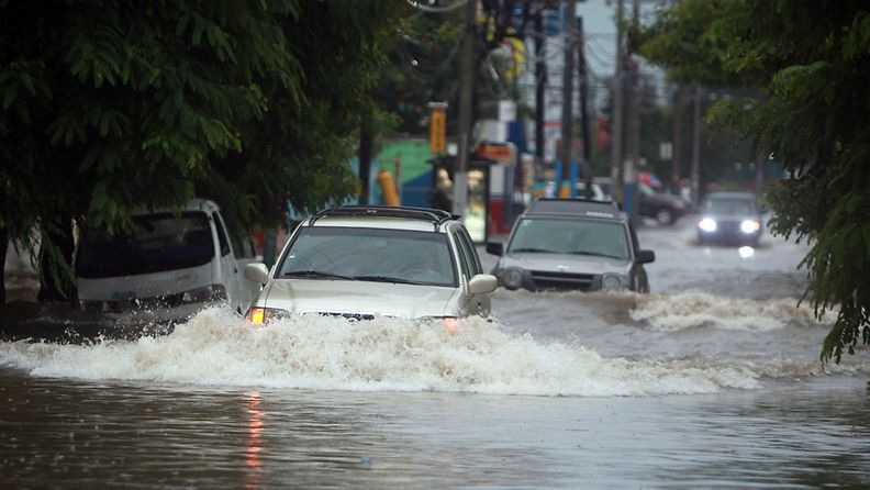 Ainakin neljä ihmistä on kuollut Emily-myrskyn seurauksena. Dominikaanisessa tasavallassa yli 5000 ihmistä on evakuoitu myrskyn takia. (EPA)