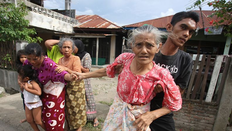 Residents of Banda Aceh evacuate following a tsunami warning in Aceh, Indonesia, 11 April 2012.