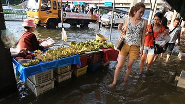Sitkeimmät torimyyjät ovat jatkaneet kaupantekoa myös tulvan keskellä Bangkokissa. 