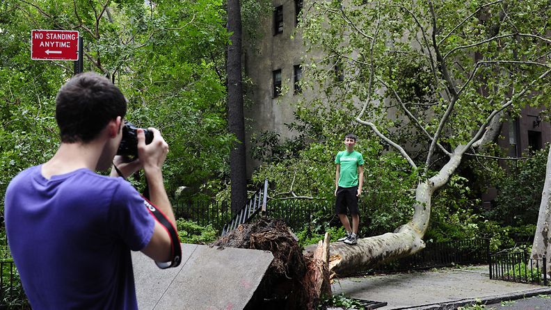 Turistit kuvaavat Irene-mrskyn aiheuttamia tuhoja New Yorkissa.