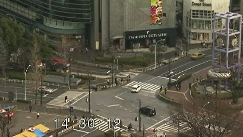 Ruudunkaappauskuva valvontakameravideosta maanjäristyksen hetkellä.