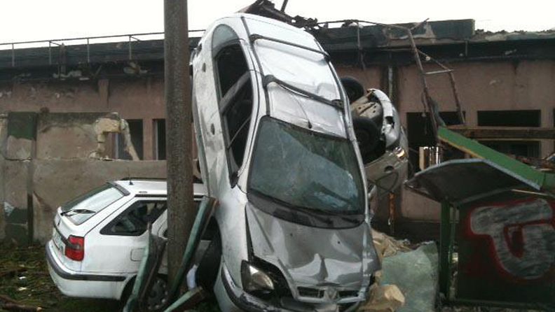 Tornadon heittelemiä autoja Tarantossa Italiassa. Kovat tuulet romahduttivat tornin ja rakennuksen paikalla sijaitsevalla ILvan tehtaalla. Lisäksi salama kaatoi yhden savupiipun.