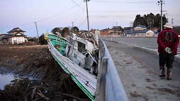 Iäkäs paikallinen katsoo tsunamin tuhoja Fukushiman maakunnassa. Kuva: EPA