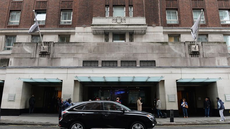 Mies hyökkäsi kolmen turistin kimppuun vasaran kanssa hotellihuoneessa Lontoon ydinkeskustassa 6.4.2014.