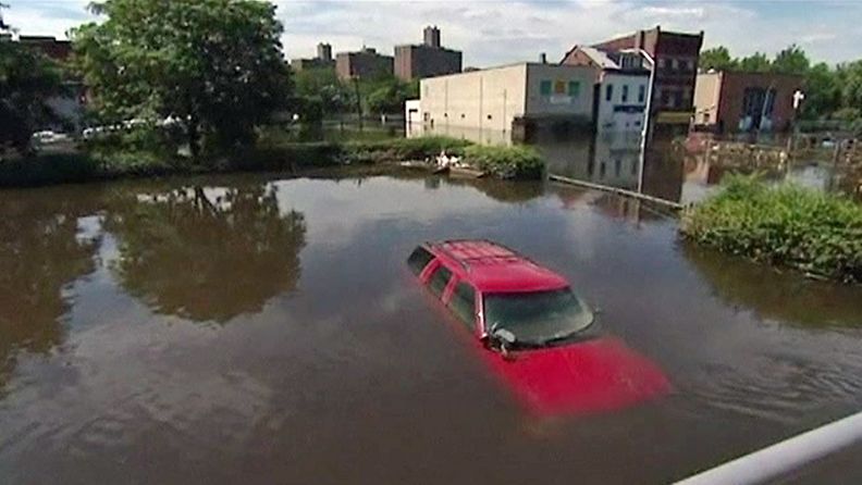 Hirmumyrsky Irenen nostattamat tulvat ovat yhä korkealla Patersonissa, New Jerseyssa.