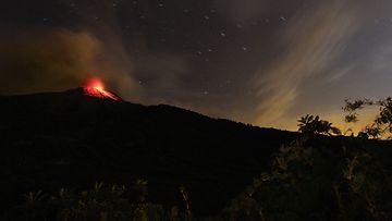  5029-metrinen Tungurahua-vuori on sunnuntaista lähtien sylkenyt ilmoille tuhkaa ja kivenmurikoita, mikä saattaa kieliä tulevasta purkauksesta. 