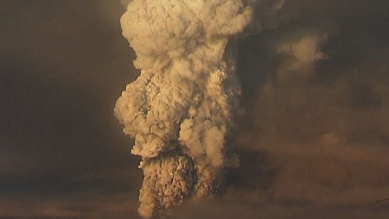 Lentokoneen ikkunasta kuvattu Grimsvötn-tulivuoren purkautuminen Islannissa 22.5.2011.