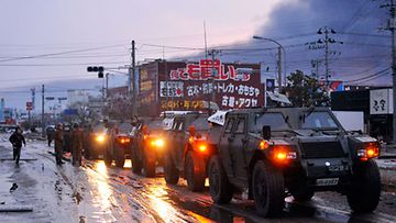 Japanin itsepuolustusjoukot ovat ryhtyneet auttamaan järistyksen ja tulvien uhreja 13.3.2011 Miyagin maakunnassa. Kuva: EPA