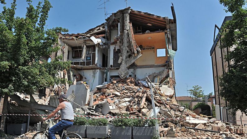 Pohjois-Italiaa vavisuttanut järistys romahdutti rakennuksia, jotka olivat heikentyneet edellisessä, yhdeksän päivän takaisessa järistyksessä.