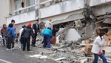Paikalliset kauhistelevat maanjäristyksen aiheuttamia tuhoja Fukushiman maakunnassa 12.3.2011. Kuva: EPA