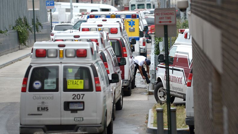 Ambulanssit jonottavat Bellevuen sairaalan edessä New Yorkissa sairaalan valmistautuessa evakuoimaan lähes 500 potilasta. 