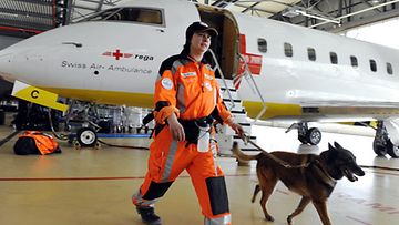 Sveitsiläinen pelastustiimi valmistautuu avustustyöhön Japanissa. (EPA)