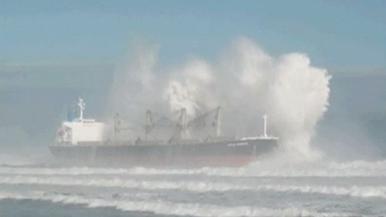 Ocean Breeze joutui voimakkaiden aaltojen moukaroimaksi Chilen rannikolla.