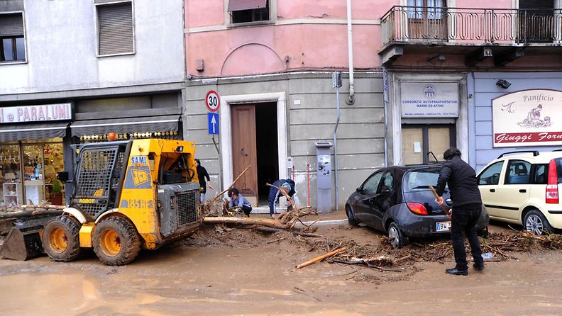 Tulvatuhoja raivattiin myös Carrarassa Toscanassa.