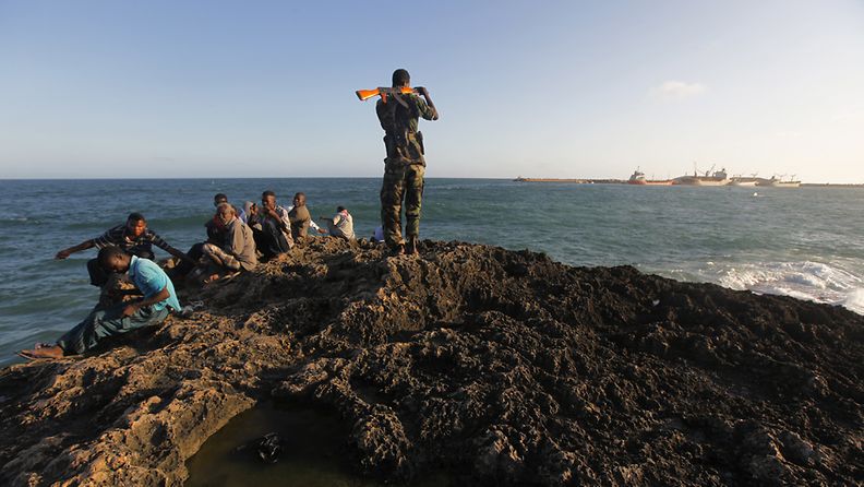 Somalialaiset sotilaat etsivät mereltä merirosvoja 