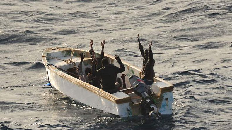 Somalialaiset merirosvot antautuivat pian todettuaan hyökkäyksensä epätoivoiseksi. 