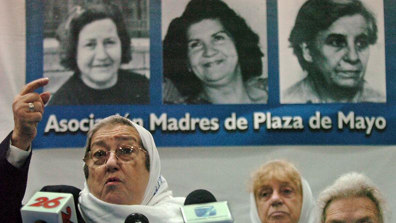 Madres de Plaza de Mayo -järjestön puheenjohtaja vaati lehdistötilaisuudessa v. 2005, että kolmen järjestön jäsenen murha selvitetään.