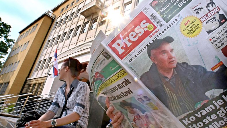 Serbikenraali Ratko Mladicin kuva on ollut monen lehden etusivuilla. Tämä kuva on otettu 28.5.2011 Belgradissa. Kuva: EPA