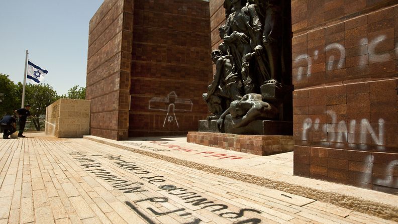 Äärijuutalaiset töhrivät holokaustimuseon Israelissa Hitleriä ylistävillä graffiteilla.