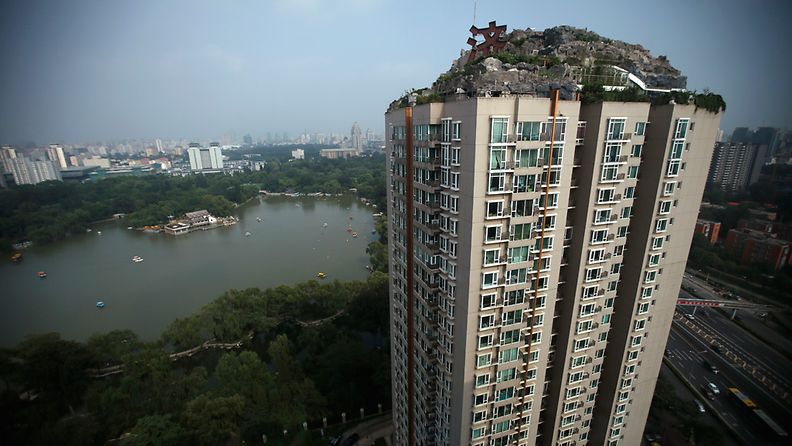 26-kerroksisen talon katolle rakennettu erikoinen kattohuvila on asetettu purku-uhan alle Pekingissä Kiinassa.