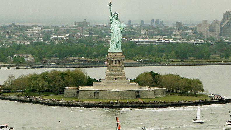 Vapaudenpatsas seisoo Liberty Islandilla New Yorkin sataman kupeessa.