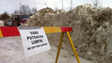 Lumesta ja jäästä varoittava ilmoitus Helsingin Töölössä