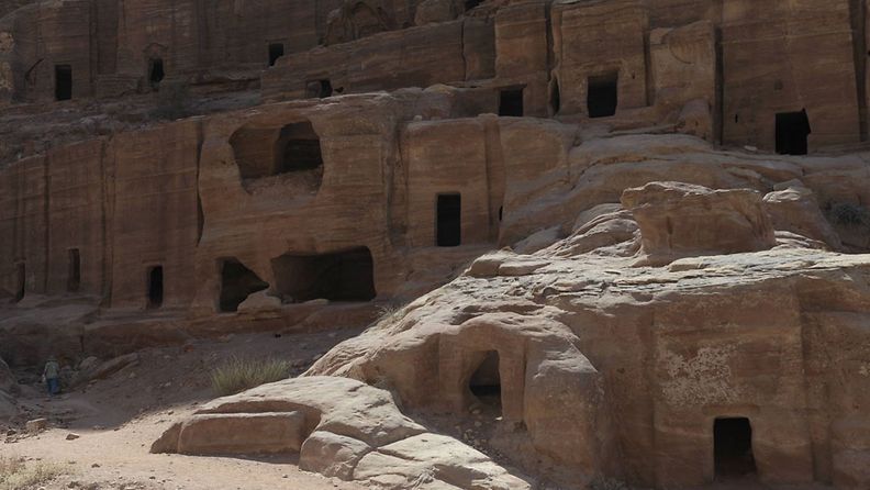 Petran kaupunki Jordaniassa. Petran kallioon hakattu kivinen muinaiskaupunki on yksi uuden maailman seitsemästä ihmeestä. 