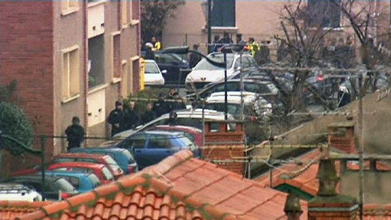 Epäilty sarjamurhaaja on piiritettynä Côte Pavéen kaupunginosassa sijaitsevassa talossa.