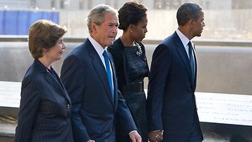 Presidentit Barack Obama ja George W. Bush puolisoineen vierailivat 9/11-muistomerkillä ennen muistojuhlan alkua.