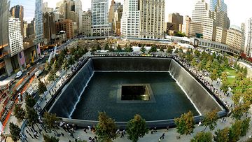 9/11-muistomerkki muodostuu kahdesta suuresta vesiputousaltaasta, joiden reunuksiin on kaiverrettu uhrien nimet. 