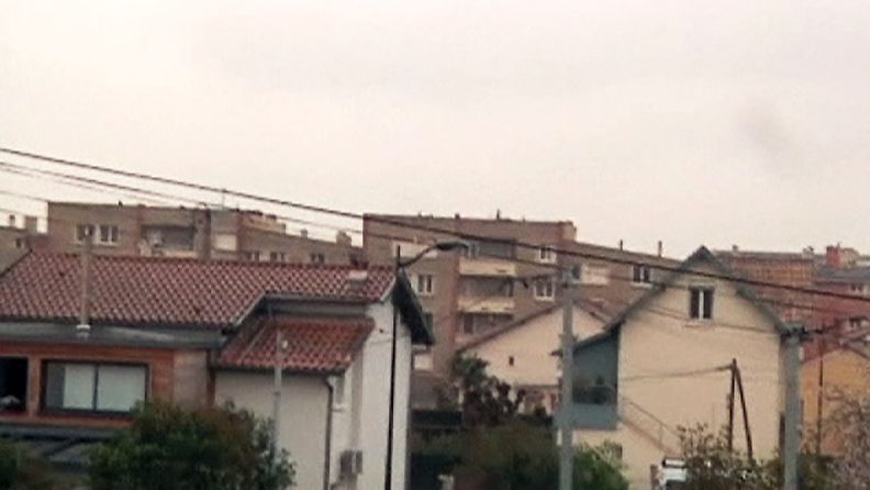 Toulousen epäilty sarjamurhaaja on linnoittautunut taustalla olevaan kerrostaloon Côte Pavéen kaupunginosassa. 