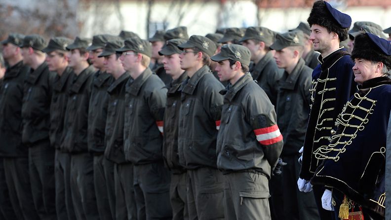 Sotilaita Itävallan ja Unkarin välisen rajavartion päättävässä seremoniassa 16. joulukuuta 2011.