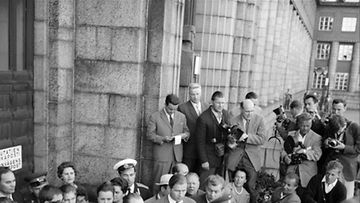 Neuvostoliittolainen kosmonautti, majuri Juri Gagarin (sotilaspuku päällä, kukkakimppu edessä) saapuu Suomeen 30. kesäkuuta 1961. Helsingin rautatieasemalle oli virallisten vastaanottajien lisäksi kerääntynyt paljon yleisöä, toimittajia ja valokuvaajia.   